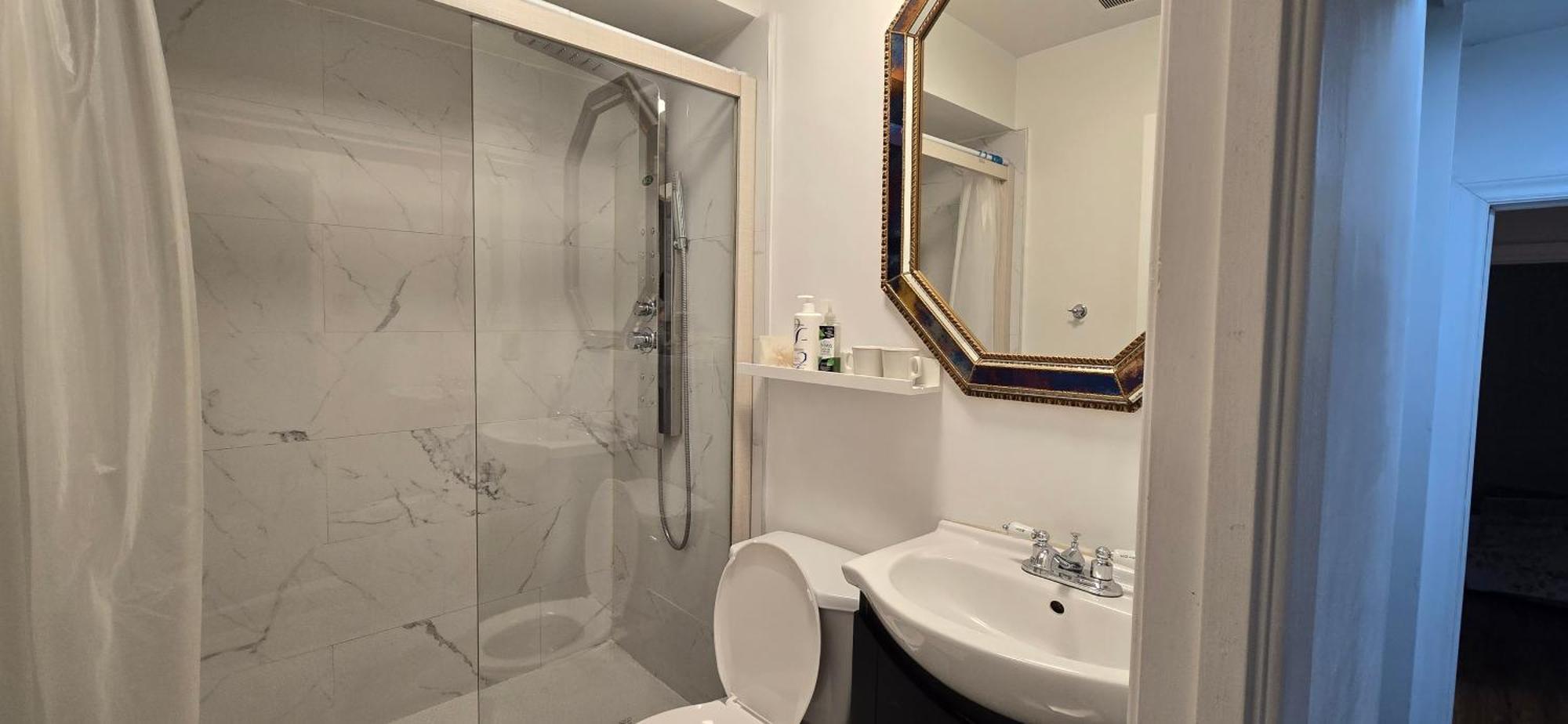 Margie Townhome Suites Toronto Room photo